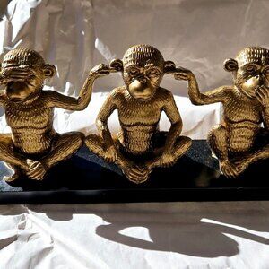 3 Monkeys Statue